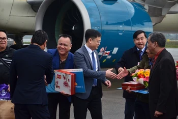 Lãnh đạo UBND tỉnh, ngành Du lịch Thừa Thiên Huế và các ngành tặng hoa chào đón những vị khách đầu tiên đến Huế bằng đường hàng không.