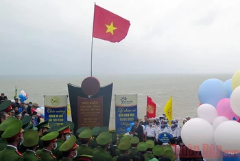 Lễ chào cờ đầu năm mới tại điểm cực Đông trên đất liền