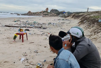 Bãi biển thôn Kê Gà, xã Tân Thành, nơi hai thanh niên tắm biển bị sóng cuốn trôi mất tích