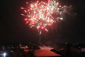 Pháo hoa nổ rực trời tại một khu vực ở phường Trảng Dài, TP Biên Hòa, trong đêm 31-12-2020.