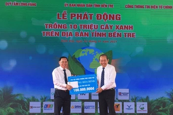 Phó Thủ tướng Thường Trương Hòa Bình ủng hộ tỉnh Bến Tre 100 triệu đồng trồng cây xanh.