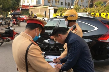 Lực lượng Cảnh sát giao thông Hà Nội đẩy mạnh xử lý dừng, đỗ phương tiện trái quy định trong dịp Tết dương lịch.
