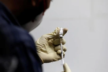 Bác sĩ với ống kim tiêm chứa vaccine COVAXIN, loại vaccine Covid-19 thử nghiệm được chính phủ Ấn Độ hậu thuẫn, trước khi tiêm thử nghiệm cho nhân viên y tế ngày 26-11-2020 . Ảnh: Reuters.