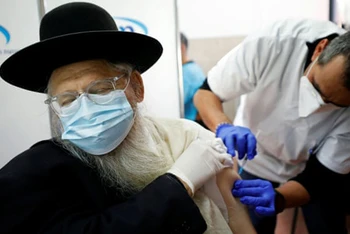 Mặc dù Israel đã tiến hành chương trình tiêm chủng vaccine ngừa Covid-19 cho người dân từ tháng trước, nhưng hiện nước này có thể phải giảm tốc hoặc thậm chí có thể ngừng hoàn toàn chương trình vì thiếu hụt vaccine. Ảnh: Reuters