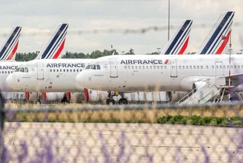 Hoạt động của Hãng hàng không quốc gia Pháp, Air France, giảm 57% trong năm 2020. (Ảnh: SudOuest)