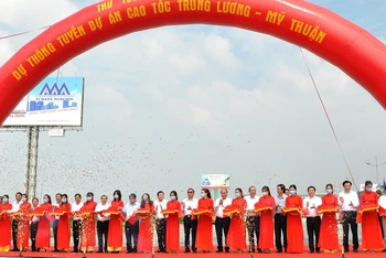 Thủ tướng Chính phủ Nguyễn Xuân Phúc, các Phó Thủ tướng và lãnh đạo các bộ, ngành, địa phương, doanh nghiệp cắt băng thông tuyến cao tốc Trung Lương - Mỹ Thuận.