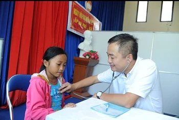 PGS Nguyễn Lân Hiếu, Giám đốc Bệnh viện Đại học Y Hà Nội thăm khám cho người bệnh.