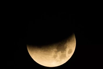 Nguyệt thực trước khi biến thành "trăng máu" được chụp từ Trung tâm Vũ trụ Johnson ở Houston, Texas, Mỹ vào sáng sớm 31-1-2018. Ảnh: NASA.
