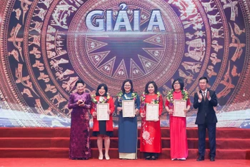 Chủ tịch QH Nguyễn Thị Kim Ngân và Trưởng ban Tuyên giáo T.Ư Võ Văn Thưởng trao giải A cho các tác giả, nhóm tác giả.