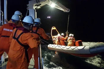 Cứu bảy thuyền viên trên tàu bị hỏng máy trong điều kiện thời tiết khắc nghiệt