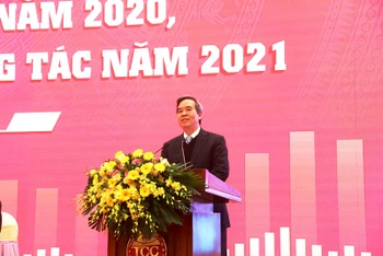 Đồng chí Nguyễn Văn Bình phát biểu ý kiến tại hội nghị.