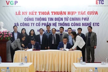 Lễ ký kết thỏa thuận hợp tác giữa Cổng TTĐT Chính phủ và Công ty cổ phần hệ thống công nghệ ETC. (Ảnh: VGP)