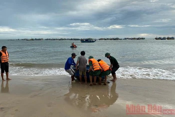 Lực lượng tìm kiếm đã tìm thấy và đưa thi thể nạn nhân thứ hai vào bờ.