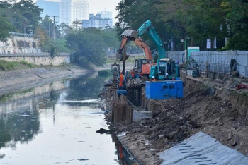 Thi công hệ thống cống ngầm  dẫn nước thải sông  Tô Lịch về Nhà máy xử lý nước thải Yên Xá. (Ảnh: DUY LINH)