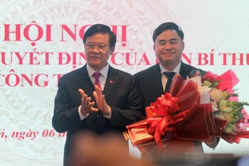 Đồng chí Hà Ban tặng hoa chúc mừng tân Giám đốc - Tổng Biên tập NXB Chính trị quốc gia Sự thật Phạm Minh Tuấn (bên phải). Ảnh: Viết Thanh