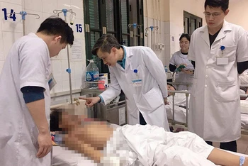 PGS, TS Nguyễn Mạnh Khánh đang thăm khám cho bệnh nhân.