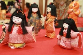 Tặng quà khách tham quan tại Triển lãm búp bê Nhật Bản