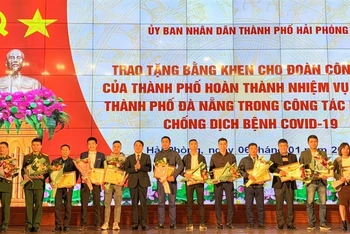 Khen thưởng các cá nhân tham gia hỗ trợ Đà Nẵng chống dịch Covid-19.