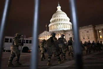 Lực lượng Vệ binh quốc gia bảo vệ bên ngoài trụ sở Quốc hội Mỹ, ngày 6-1. (Ảnh: AP)