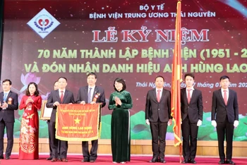 Phó Chủ tịch nước Đặng Thị Ngọc Thịnh trao danh hiệu cao quý cho Bệnh viện Trung ương Thái Nguyên.