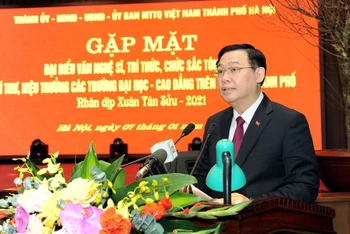 Đồng chí Vương Đình Huệ, Ủy viên Bộ Chính trị, Bí thư Thành ủy phát biểu ý kiến tại buổi gặp mặt. Ảnh: DUY LINH
