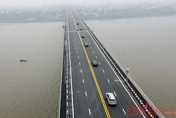 Cầu Thăng Long chính thức thông xe sau gần năm tháng sửa chữa