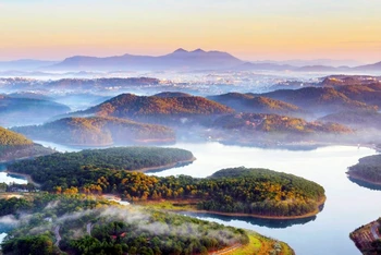 Một góc Khu du lịch quốc gia hồ Tuyền Lâm nhìn từ trên cao.