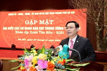 Đồng chí Vương Đình Huệ, Ủy viên Bộ Chính trị, Bí thư Thành ủy Hà Nội phát biểu ý kiến tại buổi gặp mặt. Ảnh: DUY LINH