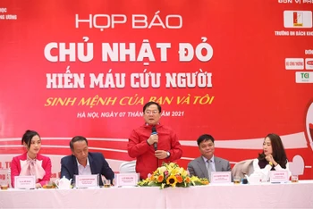 Tổng Biên tập Báo Tiền phong Lê Xuân Sơn thông báo một số điểm mới của chương trình “Chủ nhật đỏ” năm 2021.