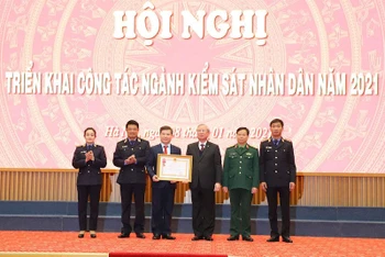 Đồng chí Trần Quốc Vượng, Ủy viên Bộ Chính trị, Thường trực Ban Bí thư trao Huân chương Lao động hạng Nhất tặng Viện KSND tối cao (Ảnh: kiemsat.vn)