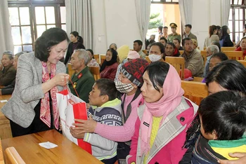 Đồng chí Trương Thị Mai trao quà Tết tặng bà con đồng bào dân tộc thiểu số huyện Lạc Dương.