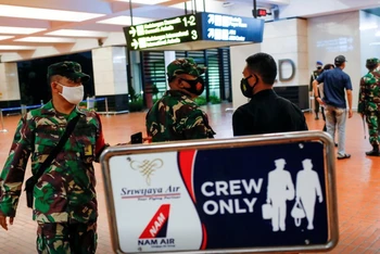 Binh sĩ có mặt tại Sân bay quốc tế Soekarno-Hatta, sau khi máy bay của hãng hàng không Sriwijaya Air bị mất liên lạc. (Ảnh: Reuters)