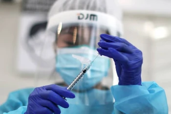 Nhân viên y tế chuẩn bị tiêm vaccine ngừa Covid-19 do Pfizer phát triển tại Los Angeles, California, Mỹ ngày 7-1. Ảnh: Reuters.