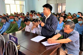 Các cán bộ xã Tam Giang với tư cách là bị hại tại phiên tòa xét xử sơ thẩm ngày 28-9-2020.