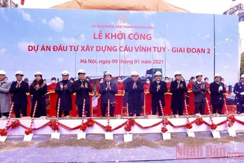Bí thư Thành ủy Vương Đình Huệ, Chủ tịch UBND thành phố Chu Ngọc Anh cùng các đại biểu thực hiện nghi thức khởi công dự án đầu tư xây dựng cầu Vĩnh Tuy giai đoạn 2. (Ảnh: DUY LINH)