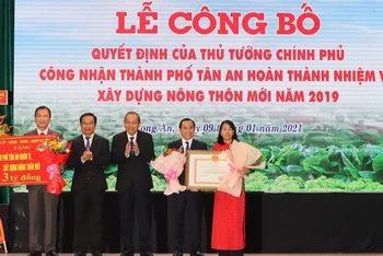 Phó Thủ tướng Thường trực Chính phủ Trương Hòa Bình trao Quyết định của Thủ tướng Chính phủ công nhận thành phố Tân An hoàn thành nhiệm vụ xây dựng nông thôn mới giao đoạn 2011 - 2019.