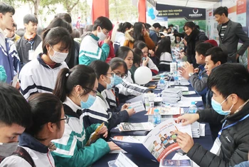 Hơn 3.000 học sinh Nghệ An dự ngày hội tư vấn tuyển sinh
