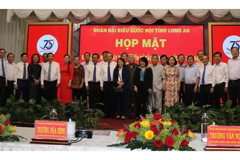 Đại biểu dự lễ họp mặt kỷ niệm 75 năm Ngày Tổng tuyển cử đầu tiên bầu Quốc hội Việt Nam tại Long An.
