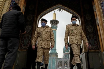 Ngày 5-12-2020, các binh sĩ Iran rời đền Imamzadeh Saleh sau khi Tehran mở cửa trở lại sau hai tuần đóng cửa do bùng phát dịch Covid-19. Ảnh: Reuters.