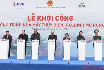 Thủ tướng Nguyễn Xuân Phúc thực hiện nghi lễ khởi công công trình.