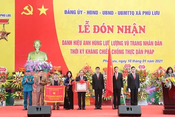 Phó Chủ tịch HĐND TP Hà Nội Phùng Thị Hồng Hà trao tặng danh hiệu Anh hùng Lực lượng vũ trang cho Đảng bộ, chính quyền và nhân dân xã Phù Lưu, huyện Ứng Hòa (Hà Nội).