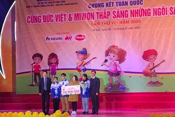 BTC trao giải đặc biệt cho đội nghệ thuật của trường THCS Tân Thành.