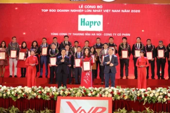 Bà Đỗ Tuệ Tâm, Phó Tổng Giám đốc Tổng Công ty Thương mại Hà Nội tại Lễ vinh danh TOP 500 Doanh nghiệp lớn nhất Việt Nam năm 2020.
