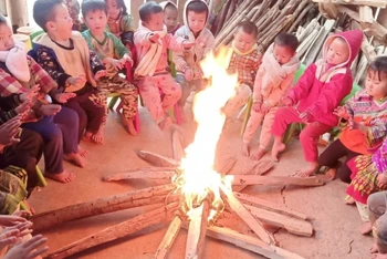 Với các cháu học sinh mầm non ở huyện Nậm Pồ, giáo viên phải đốt lửa sưởi chung cho các cháu.