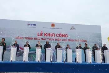 Thủ tướng Chính phủ Nguyễn Xuân Phúc (đứng giữa) cùng các đại biểu tham gia nghi thức khởi công công trình.