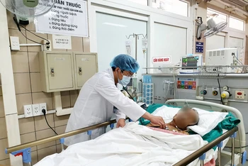BS Nguyễn Đăng Đức đang thăm khám cho bệnh nhân.