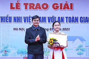 Đồng chí Bùi Quang Huy trao giải đặc biệt của cuộc thi tặng thí sinh Trần Nguyễn Uyên Nghi.