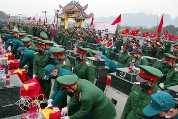 Lễ truy điệu và an táng được tổ chức trang trọng theo đúng nghi thức Quân đội nhân dân Việt Nam.