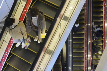Hệ thống thang cuốn tại một trung tâm mua sắm ở Tokyo, Nhật Bản vắng bóng người trong bối cảnh dịch bệnh Covid-19. Ảnh: The Asahi Shimbun/AP