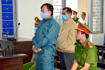 Hai bị cáo tại phiên Tòa phúc thẩm xét xử vụ án “Vi phạm các quy định về quản lý đất đai” tại TP Phan Thiết.